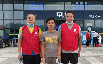 友善丨男子风餐露宿十余天，从东莞骑共享单车到梅州！志愿者在公园发现了他...