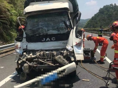 小货车斜坡追尾大货车！司机下半身被卡，无法动弹…