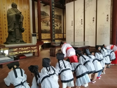 朱砂启智、击鼓鸣志、人字开笔...今天，他们在梅州学宫举行这场传统入学礼