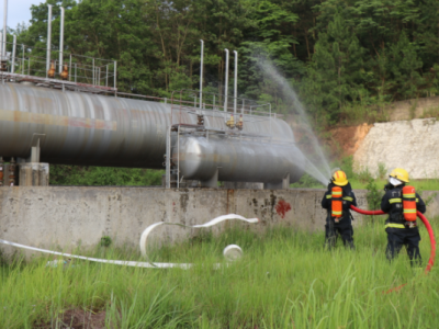 “起火了，起火了！”莫惊！他们在演练呢...