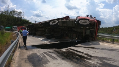 拖头大货车高速匝道急刹侧翻！现场画面让人捏把冷汗！
