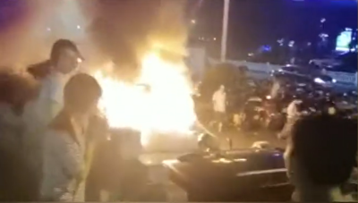 广场边汽车烧成一团火，真吓人！多人围观...