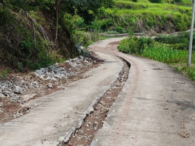 改造自来水，真好；道路未修复，不便！