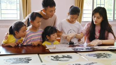 民居墙面绘上美景、孩子迎来艺术课堂...他们为美丽乡村建设贡献青春力量！