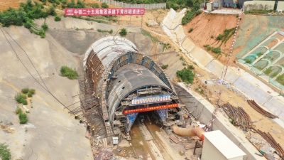 再传喜讯！梅龙高铁最长隧道洞门浇筑完成