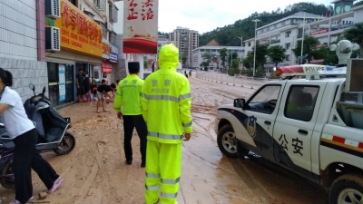 放心，有我们！暴雨突袭大埔晚高峰，他们倾力守护城市安全畅通
