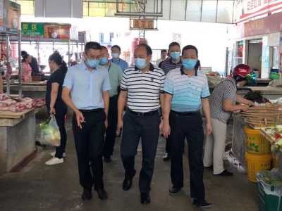 梅江区副区长罗涤权调研农贸市场升级改造工作