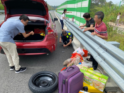 小轿车高速上爆胎抛锚？不用慌！路政员这就来了