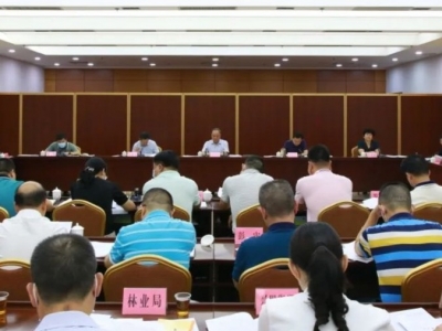 余其豹主持召开兴宁市委理论学习中心组专题学习会