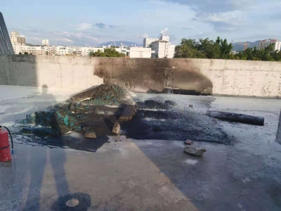 切割作业惹祸！今日下午梅城一天台施工现场起火...