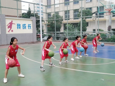 “我们结业啦！”篮球专训见成效，学生假日收获多