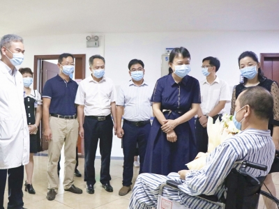 张晨看望慰问病倒在防疫一线的医务工作者李发强