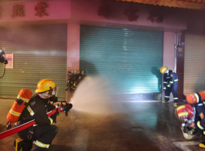 凌晨！梅城团结路一店铺发生火灾，相邻药行也被殃及！所幸无人员伤亡...