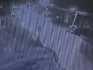 监控视频拍下了！面包车深夜撞自行车，致自行车驾驶员身亡