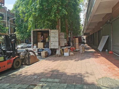 梅城古洲路货车“霸气”占道变“卸货场”，附近居民苦不堪言...