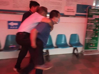 路政车秒变“急救车”！大潮高速上演紧急救援