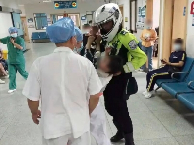 4岁小孩头部受伤流血不止，兴宁铁骑紧急开道5分钟护送就医！