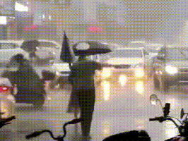 交警冒雨执勤，市民车流中送伞！梅城这一幕超级暖…
