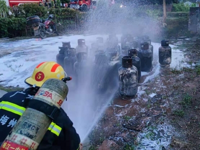 危险！梅县一老房子突发大火，着火房间搜出34个煤气瓶...