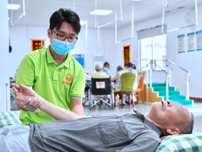 用青春守护夕阳！梅江区“95后”小伙成养老护理“行家”