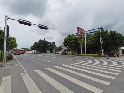 蕉岭国道穿城段新添一处红绿灯，今日正式启用！