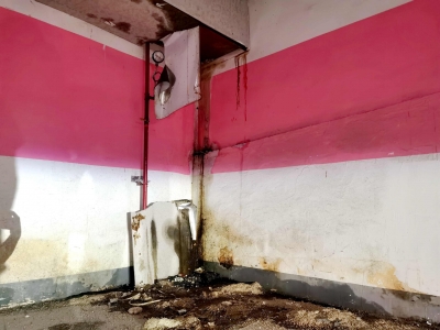 糟心了！小区车库排烟管损坏，墙面地板满是油污...