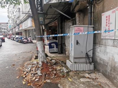 危险！梅江区一老旧房屋外墙突然脱落，弹伤女孩