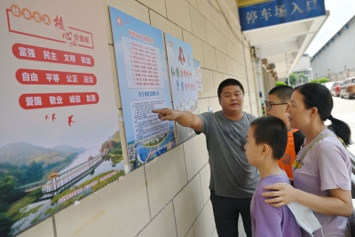 路名牌、灯箱、宣传栏统统来宣传！市民自觉践行文明公约，素质一齐up up！