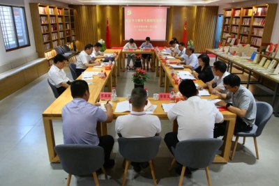 余其豹参加所在党支部主题党日活动并讲党课
