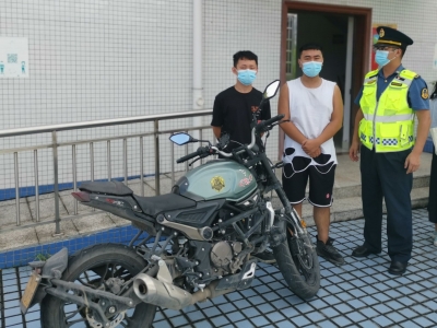 今天，一辆摩托冲上平兴高速，车流中穿行！交警路政上路拦截...