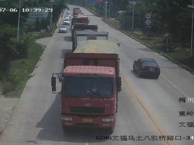 大货车为何首尾相连龟速行驶？蕉岭公安一查，发现事情不简单！