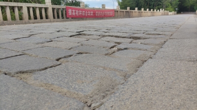 五华河东平南桥年久受损，相关部门：安排加固维修！