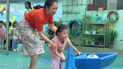 25年如一日！ 她是萌娃们的“陈妈妈”