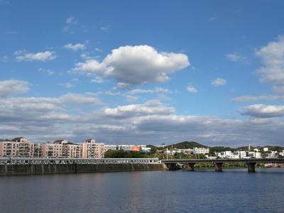 8月，梅州各县（市、区）空气质量平均优良天数比例为100%