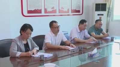 周小勇以县人大代表正式候选人身份与选民代表见面