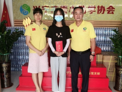 义卖柚子，圆她大学梦！兴宁市善小助学协会济困助学“柚”献爱心