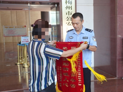 “梅县公安好样的！”梅城八旬老人不慎摔倒路边 ，幸好遇到了他们…