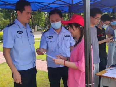 广东梅州职业技术学院开学，警察蜀黍为“小萌新”送上的礼包是...