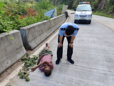 流浪汉躺在公路上...接着是一段暖心的故事→