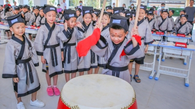 正衣冠、点朱砂、写“人”字......梅州这所学校新生“开笔礼”萌翻了！