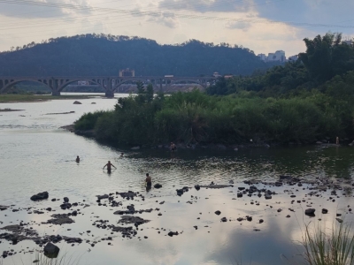 心真大！有人无视警告在水电站捕鱼野泳，还无安全措施！