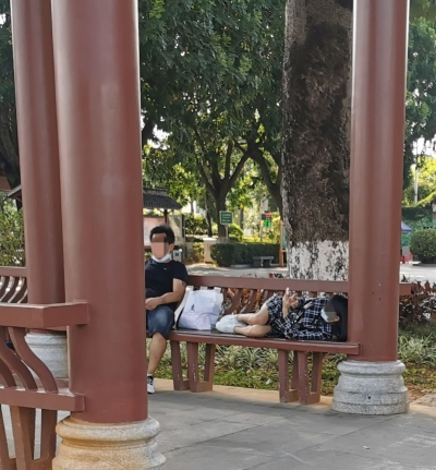 个别游客“任性”旅游煞风景！中秋假期公园景区仍存在不文明旅游行为 