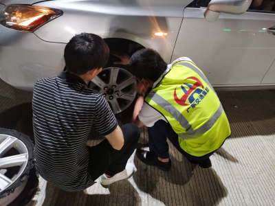 突发爆胎！收费员秒变“维修工”，这个收费站的服务暖人心...