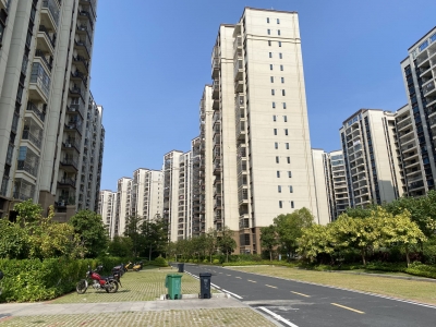 小区物业收摩托管理费，遭业主强烈反对！这是怎么回事？最新回应来了