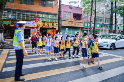 “警”随脚步 安全“童”行！开学第一天，梅州公安倾力护航~
