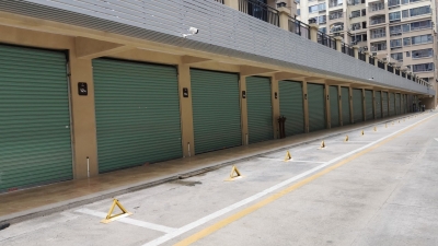 开发商在行车道施划停车位并“锁死”！小区业主不满：逼我们买小区车位？