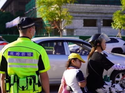 ​警察蜀黎早早站岗，开学第一天给你安全感