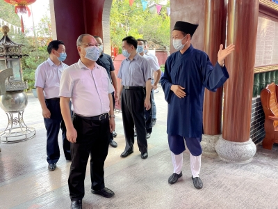 余其豹到梅城宗教活动场所开展中秋、国庆节前安全检查