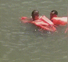 ​男子跳河轻生，路过的这位村民见状也跳了下去...