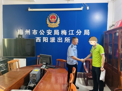 环卫工人捡到钱包，却联系不上主人！机智民警大胆猜测...